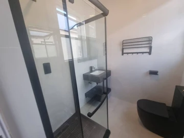 2 Bedroom Flat & Apartment