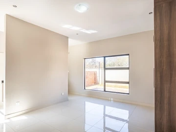 2 Bedroom Flat & Apartment