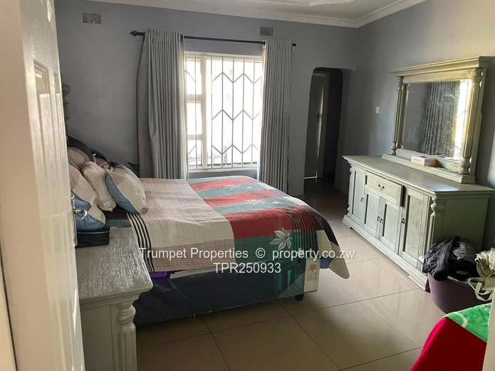 Monavale 4-Bed: Main En Suite, Sleek Kitchen & Garage