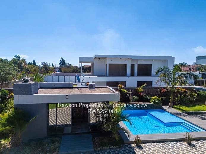 Modern 6-Bed Family Home with Pool & Solar — Mount Pleasant