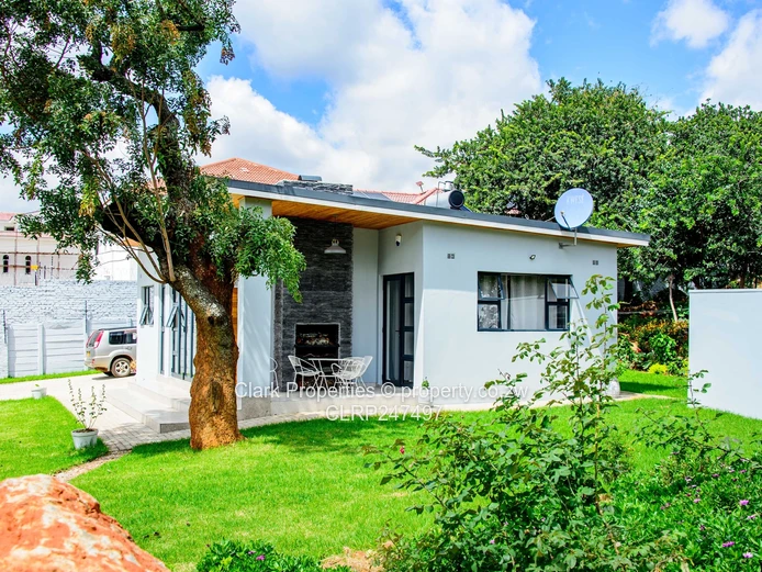 Striking Contemporary Living (Sole Mandate)