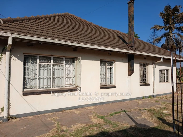 Marlborough 1-Acre: 3-Bed Home with Cottage & Garden (Sole Mandate)