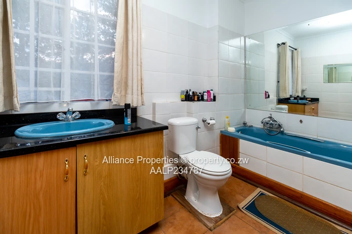 A magnificent opulent family home in Marlbrough (Sole Mandate)