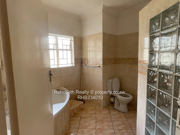 3 Bedroom for Rent in Milton park (Sole Mandate)