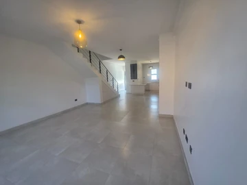 3 Bedroom Flat & Apartment