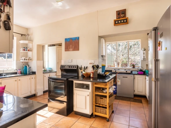 Prime Location - Grand Home With Two Cottages