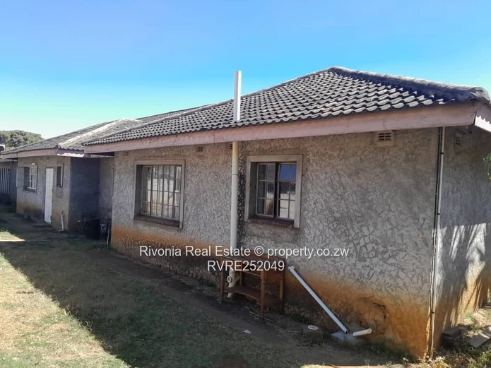 4-Bed Family Home on 1,500m² with Borehole, Borrowdale West