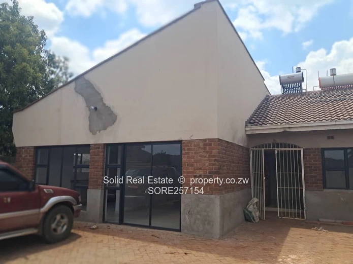 Tiled 3-Bed Townhouse Westgate - En Suite & Water Tank
