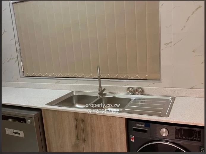 Vaulted Living: Modern 3-Bed Greystone Park with Borehole