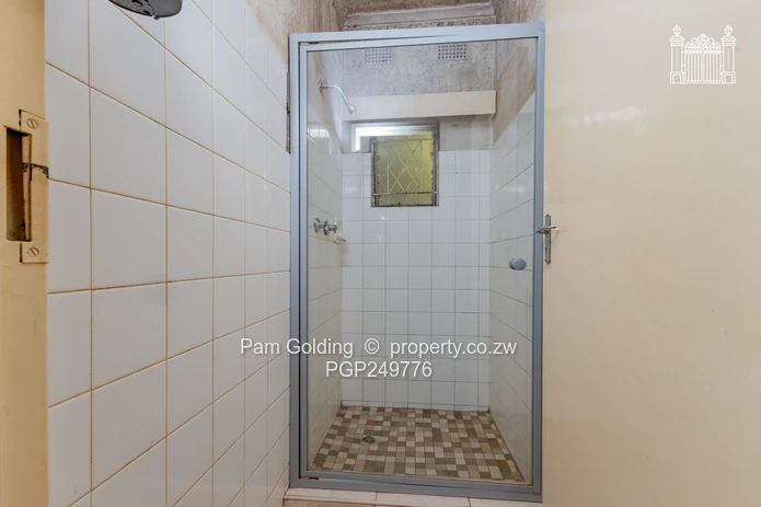 5Bedroom House on An Acre, Corner Property