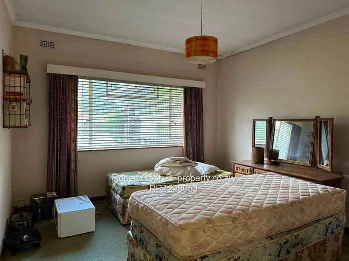  Spacious Family Home with Excellent Potential (Sole Mandate)