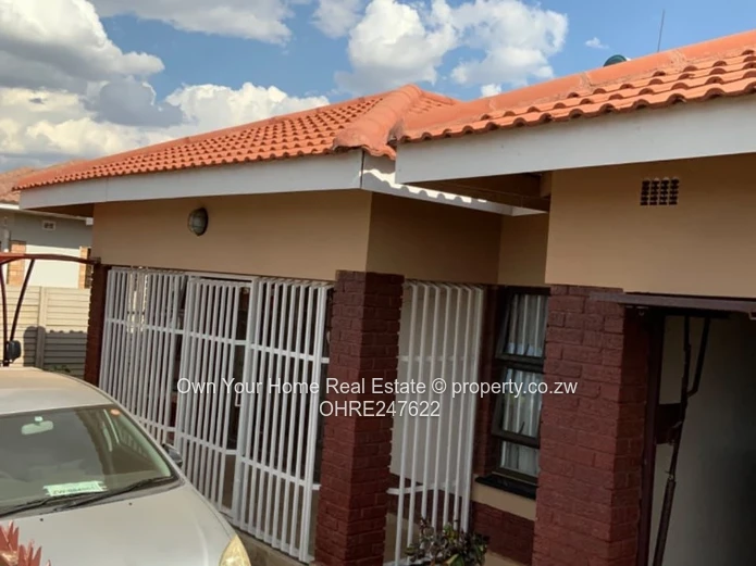 Madokero 3-Bed: Tiled Roof, Garage, Modern Lounge
