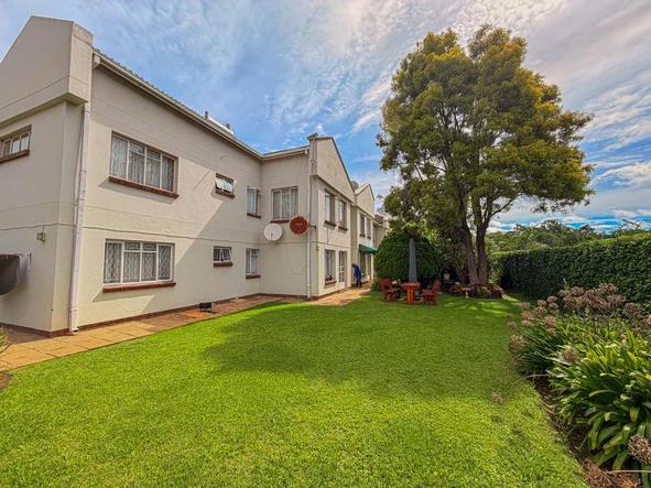 2 Bedroom Flat & Apartment