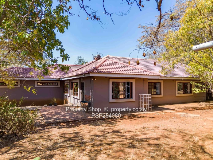 Chisipite 3-Bed Home with Sunroom, Garage & Solar