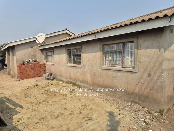 7-Bed Budiriro: Borehole, Gated Yard & Open Lounge (Sole Mandate)