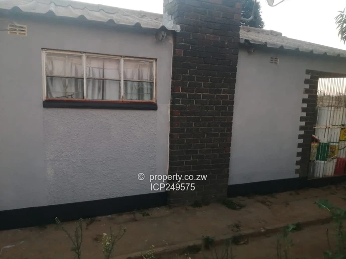 Zengeza 2 Chitungwiza 4 bedroom house for 40K