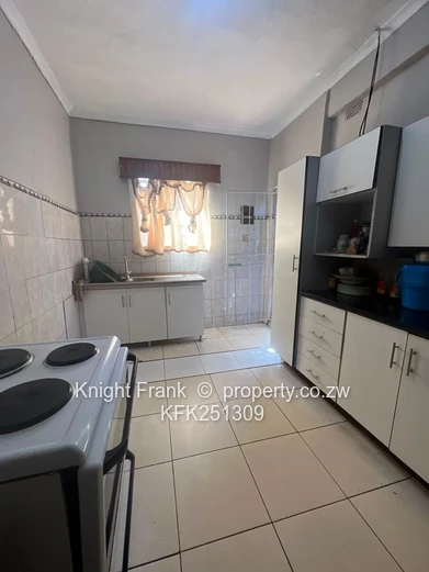 3-Bed Hatcliffe Home - Gated Verandah, Carport & Tiled