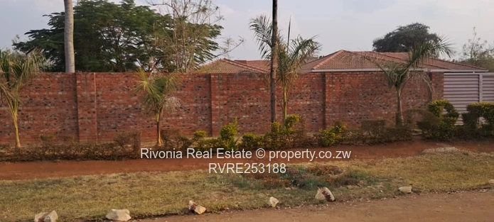 4-Bed Family Home in Nharira — 2440m² with Borehole