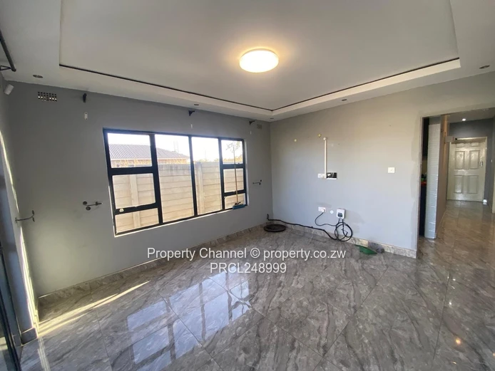 Glaudina 3-Bed: Modern Tiles, Built-ins & Borehole