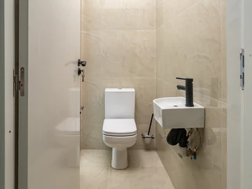 4 Bedroom Flat & Apartment