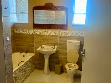 2 Bedroom Flat & Apartment