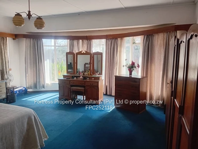 Spacious 3-Bed Home on 9 136m² with Massive Re-Development Potential