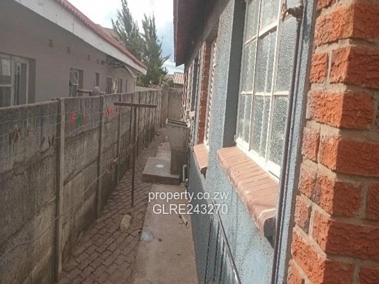 Secure Walled 3-Bed Home in Rydale Ridge - Garage, Verandah