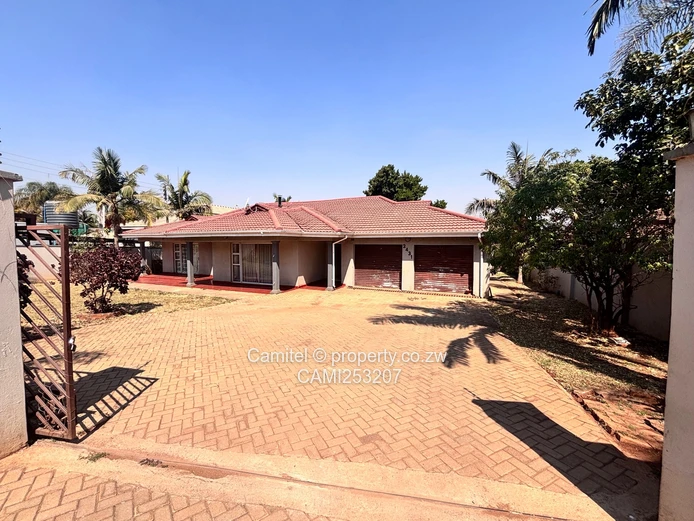 Spacious 5-Bed Bluff Hill Home — Large Kitchen, Borehole