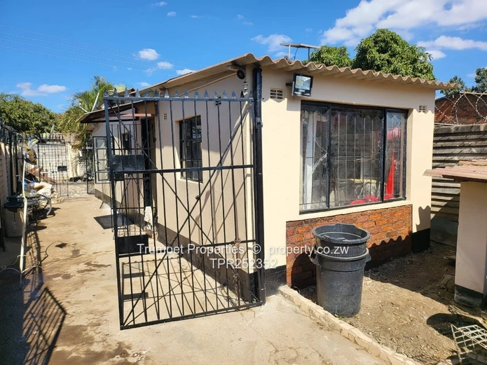 Secure 2-Bed Corehouse in Mufakose — Municipal Water & ZESA