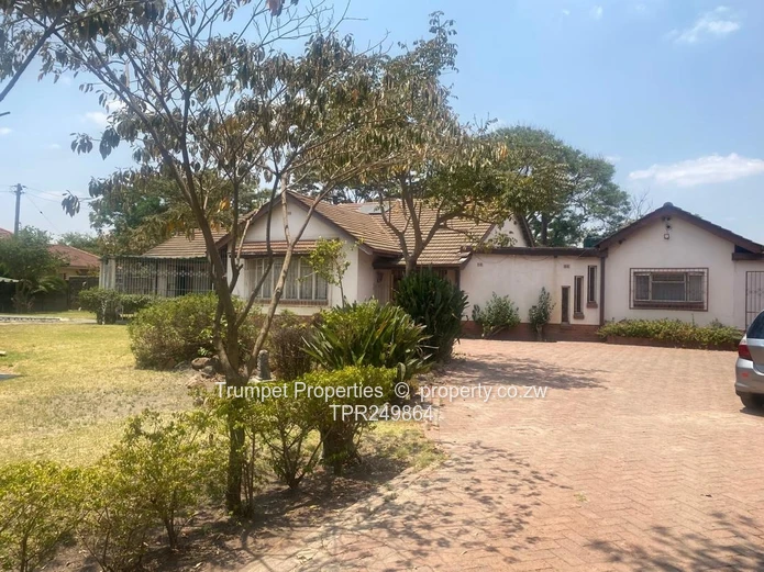Spacious 5-Bed Family Home on 4,314m² with Pool – Hatfield