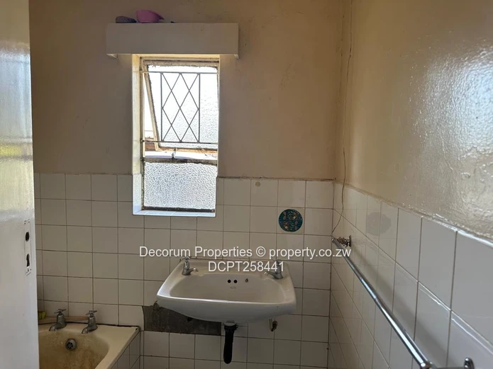 3BR Ashdown Park Bungalow — Verandah, Driveway & Flatlet