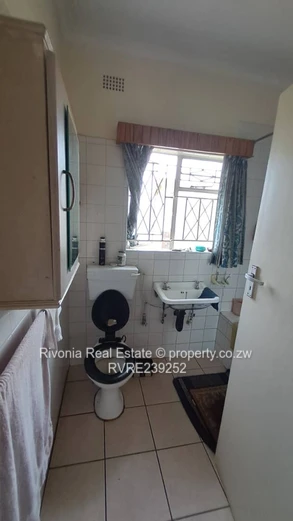 Emerald Hill: 4-Bed Home on 2030m² with Borehole