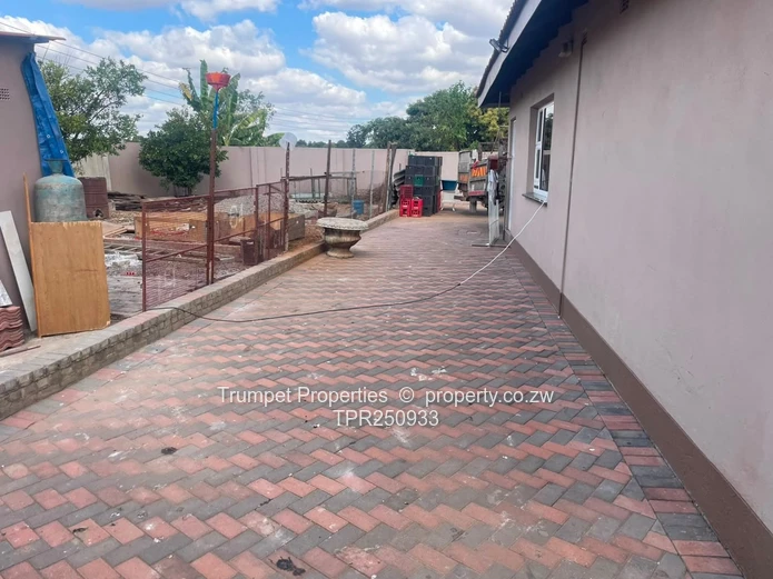 Monavale 4-Bed: Main En Suite, Sleek Kitchen & Garage