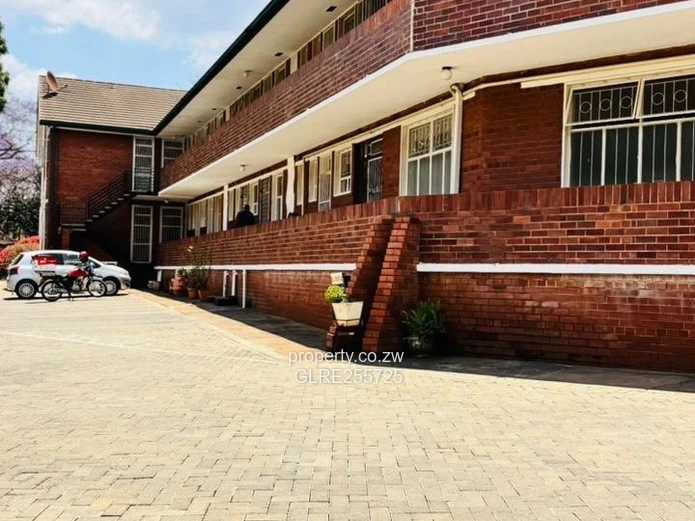 Red-Brick 2-Bed Avondale Flat — Garden & Covered Parking