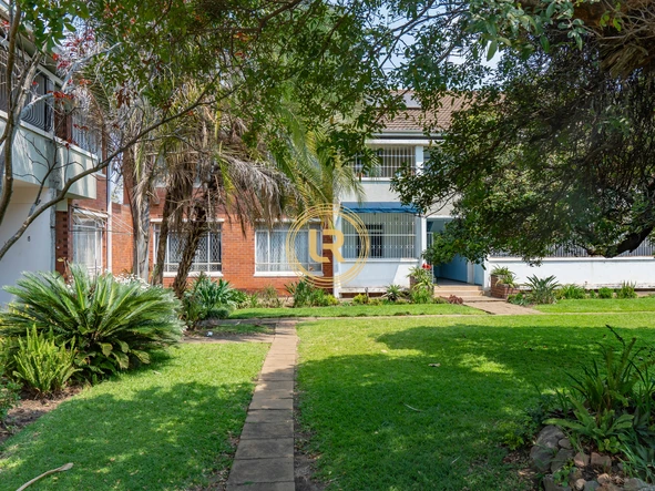 2 Bedroom Flat & Apartment