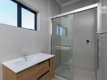 2 Bedroom Flat & Apartment