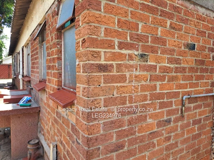 Budiriro 4 – 6-Bedroom Fixer-Upper for Sale