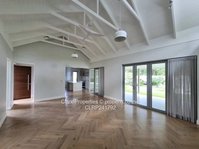 Refined Off-Grid Living in an Exclusive, Upmarket Complex!