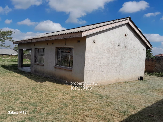 Manyame Low density stand with cottage for sale-2010m² (Sole Mandate)