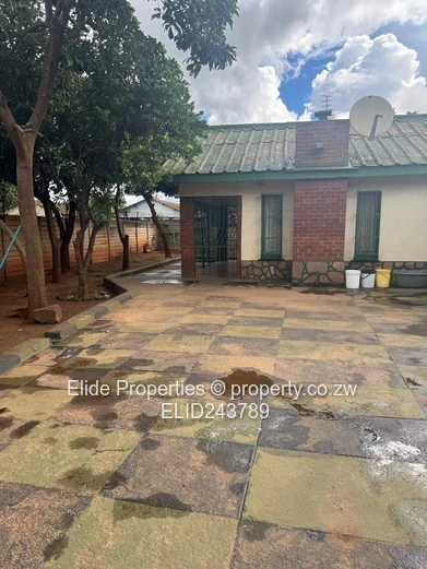 House for Sale in Budiriro 1,Harare  5 bedrooms main ensuite, dining , lounge, fitted kitchen, seper (Sole Mandate)