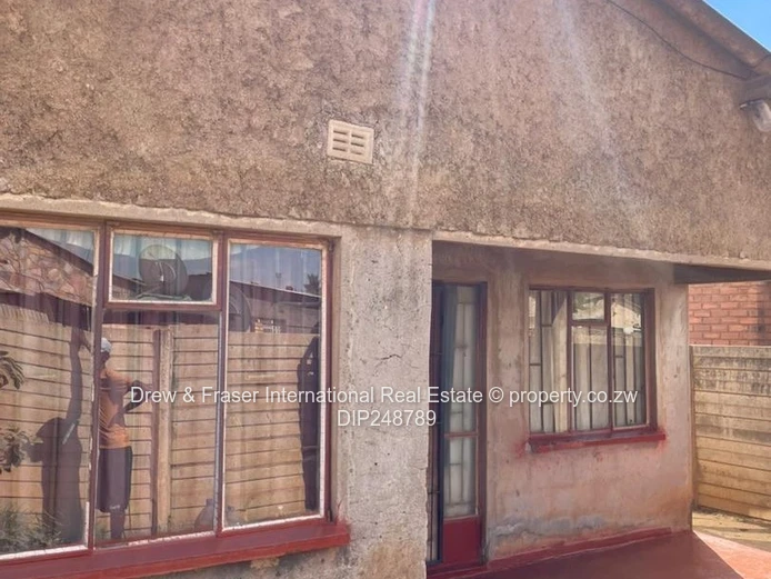 4-Bed House in Kadoma — Walled, Verandah & Fireplace