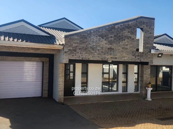 Modern 4-Bed Westgate Flat - Borehole & Garage