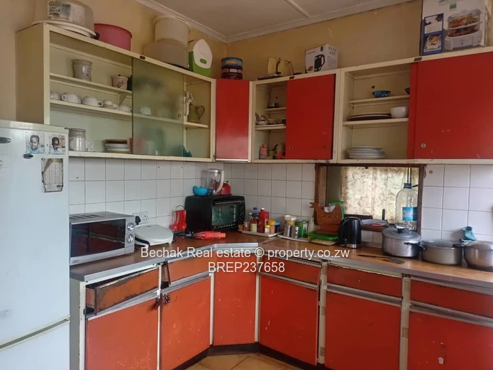Spacious 3-Bed Home with Pool & Borehole in Montrose