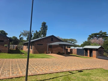 Charming 3-Bed Flat Cluster with Borehole in Greendale, Harare