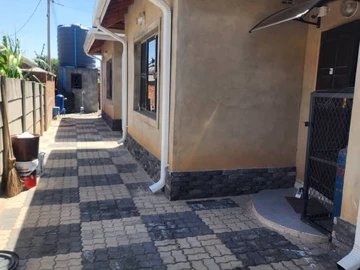 2 Bedroom Flat & Apartment