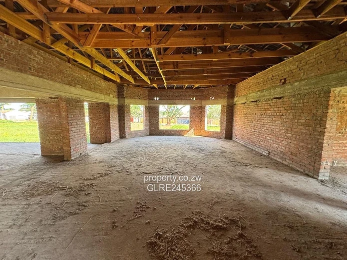 Unfinished 5-Bed 700 m² Home on 1 Acre in Bluff Hill