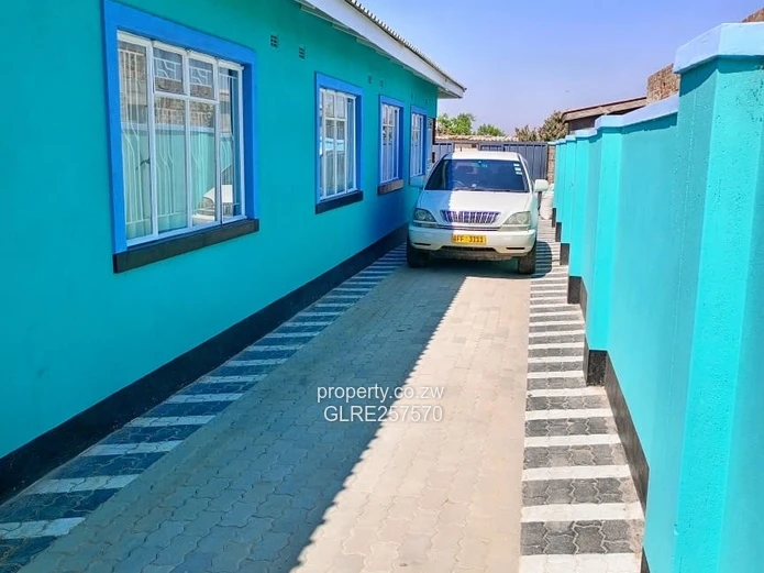 Bright Turquoise 5-Bed Home in Southlea Park — Solar