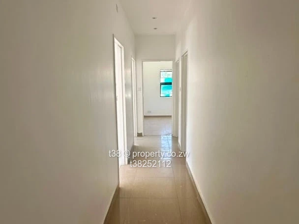 Sunlit 4-Bed Home in Avondale West - 1,039m² with Borehole