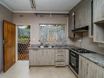 2 Bedroom Flat & Apartment