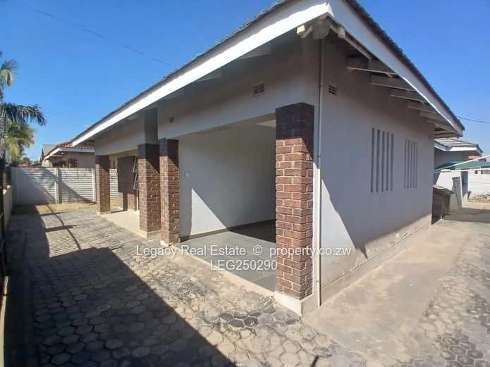 Madokero 3-Bed Brick Home - Borehole & Bright Lounge